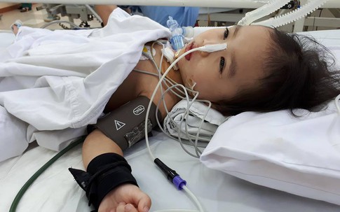 Ám ảnh đôi mắt vô hồn của cô bé 2 tuổi mắc u não