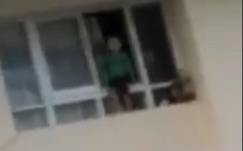 Thót tim bé trai 3 tuổi leo ra cửa sổ chung cư tầng 11 mà mẹ không hề hay biết