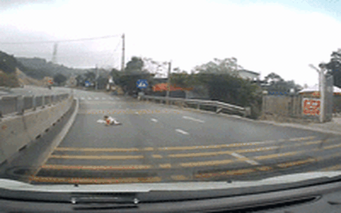 Em bé vô tư tập bò qua đường quốc lộ khiến tài xế thót tim