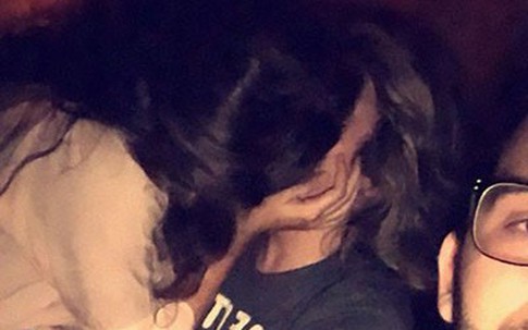 Bắt quả tang bạn gái hôn kẻ khác, chàng trai lấy điện thoại ra selfie