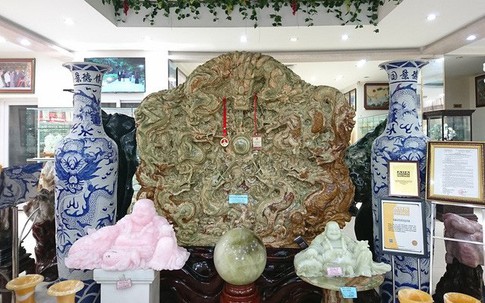 Bức tranh ngọc tạc 9 con rồng của đại gia Thái Nguyên được trả 10 tỷ vẫn chưa bán
