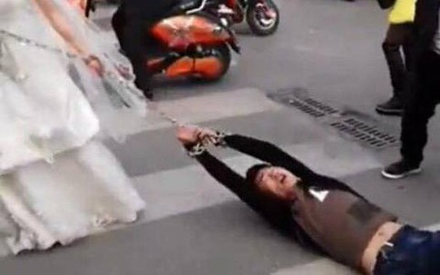 Chú rể bị cô dâu xích tay kéo trên phố vì trốn đám cưới của chính mình