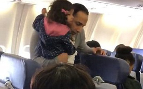 Vì con gái sợ bay và muốn ngồi trên đùi bố một lúc, 2 bố con bị tiếp viên hàng không đuổi khỏi máy bay