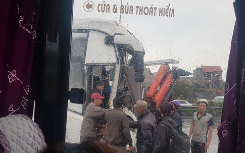 Xe cứu hoả đấu đầu xe khách trên cao tốc, nhiều người la hét kêu cứu