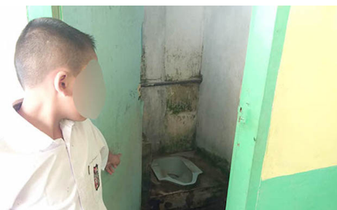 Giáo viên phạt học trò liếm nhà vệ sinh 12 lần khiến phụ huynh phẫn nộ