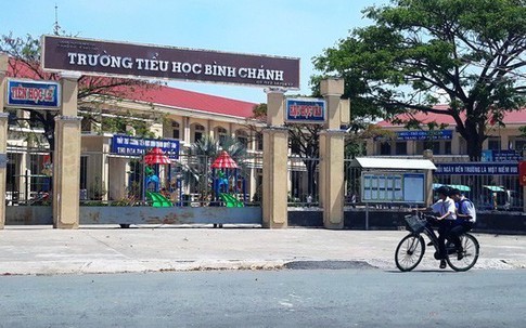 Cô giáo quỳ gối: Đây không phải thời điểm hiệu trưởng từ chức