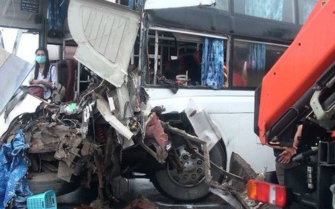 Xác định lỗi trong vụ va chạm giữa xe cứu hỏa với xe khách khiến một cảnh sát tử vong