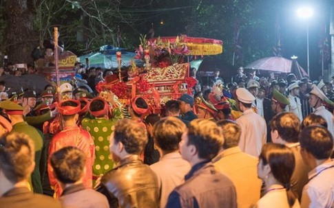 “Mưa tiền”, trèo rào, chen lấn trong lễ khai ấn đền Trần Nam Định