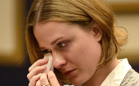 Mỹ nhân Hollywood bật khóc công khai chuyện bị những người quyền lực cưỡng bức và tra tấn