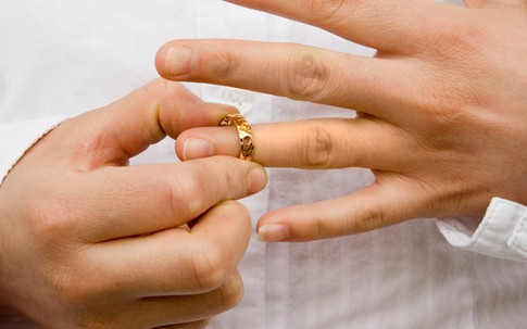 Khó tin chuyện đòi tiền làm vợ, đòi ly hôn vì chồng quá yêu con