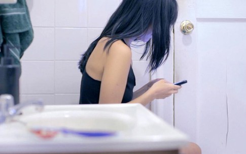 Dùng điện thoại trong nhà vệ sinh, nhiều bệnh hiểm nguy rình rập