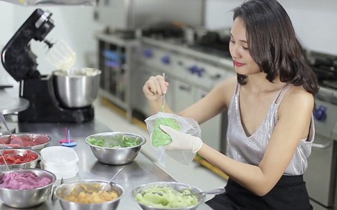 Hoa hậu Hương Giang làm bánh kem mừng sinh nhật con gái