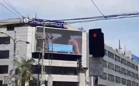 Màn hình quảng cáo giữa giao lộ bất ngờ phát phim khiêu dâm