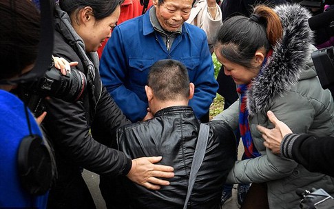 Rơi nước mắt cảnh người đàn ông điếc quỳ gối trước cha già sau 25 năm bị bắt cóc