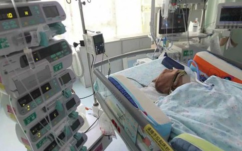 Bé 3 tháng hôn mê vì bị quả táo rơi từ tầng 24 xuống trúng đầu