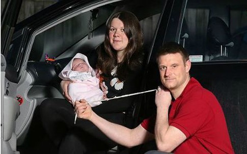 Ông bố Anh tự cắt dây rốn cho con bằng dây giày