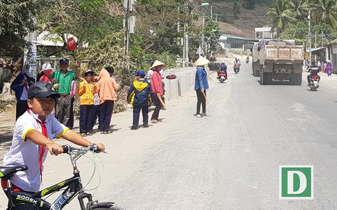 Xúc động bác bảo vệ dắt học sinh qua đường có nhiều xe tải