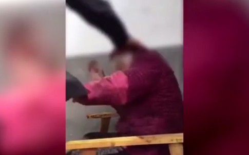 Con trai đánh mẹ già 90 tuổi vì 'không nghe lời'
