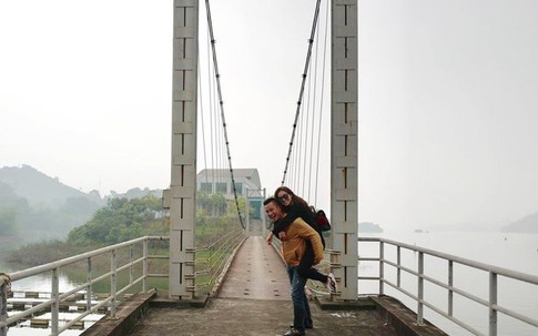 Jennifer Phạm được ông xã cõng khi đi chơi cuối tuần