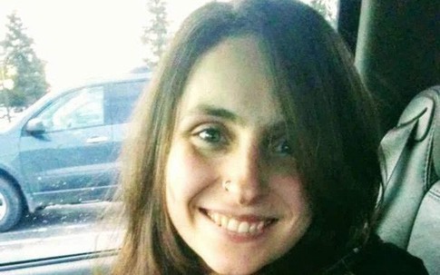 Cuộc sống địa ngục của cô bé bị mẹ ép kết hôn trong phòng khách khi mới 13 tuổi