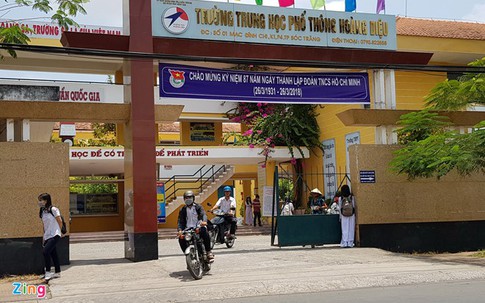 Ban giám hiệu chia nhau tiền hoa hồng bán đồng phục học sinh