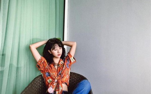 Sơ mi trễ vai, sơ mi giấu quần cũng không thể đọ được độ sexy với mốt sơ mi này