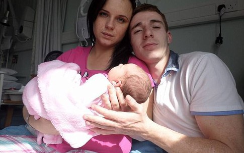 Trời nóng, mẹ cho con gái nằm sát cửa sổ ngủ không ngờ khiến con chết thảm