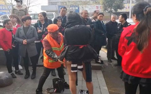 Nữ đạo chích tự lột đồ giữa phố, thách cảnh sát bắt