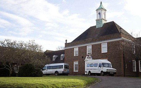 Cô bé 14 tuổi treo cổ trong sân trường nát tan mơ ước làm bác sĩ