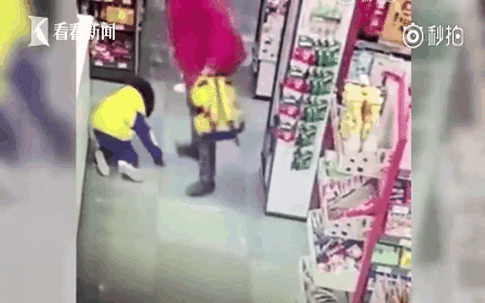 Không thể tin nổi bà nội có thể đánh cháu tới tấp giữa siêu thị chỉ vì cô bé vòi vĩnh mua quà