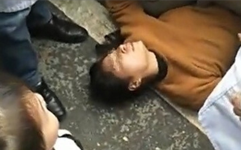 Vợ chui xuống gầm ôtô cảnh sát, giả bệnh để chồng không bị áp giải