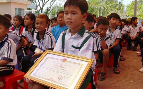 Nhặt được 44 triệu đồng, cậu bé lớp 3 không dám đi chơi, quấn lấy ông bà nội để chờ trả lại cho người mất