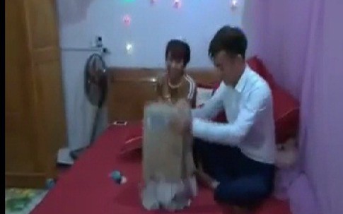 Nhóm bạn thân mừng cô dâu chú rể 1,4 kg tiền lẻ trong ngày cưới