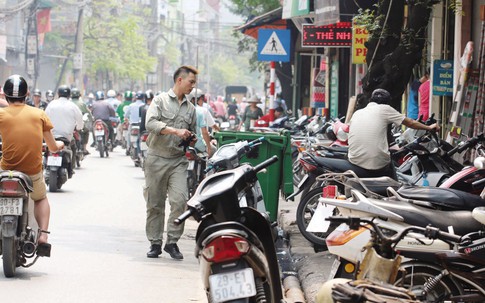 Sau một năm Hà Nội “dọn” vỉa hè: Người đi bộ lại đi dưới lòng đường