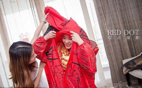 Trang phục cưới bất thường của cô dâu khiến chú rể ngã ngửa