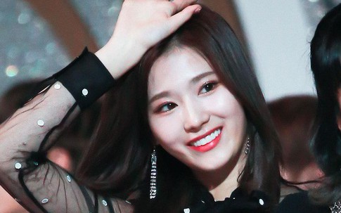 Ai bảo diện đồ đen là già, hãy cứ nhìn 5 idol này tỏa sáng ngời ngời khi diện cả "cây" đen