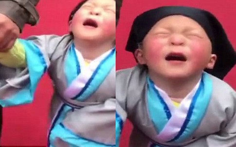 Cậu bé xinh như thiên thần chỉ khóc thôi cũng khiến dân mạng "điên đảo"