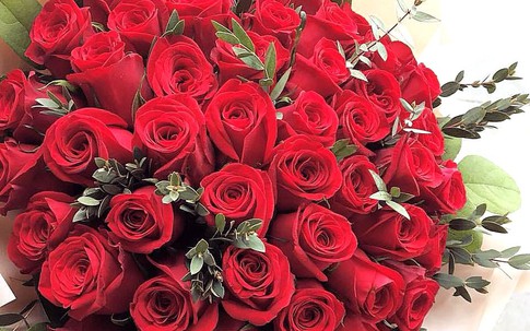 Chàng trai chi 25 triệu mua bó hồng 99 bông tặng bạn gái