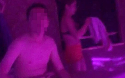 Bắt quả tang nữ tiếp viên kích dục cho khách nước ngoài ở phố Tây