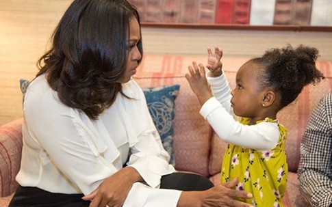 Bé 2 tuổi nổi tiếng sau bức ảnh ngắm chân dung bà Michelle Obama