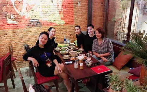 Đi ăn cùng bạn bè, Hà Tăng lại khéo léo che chắn vòng hai giữa tin đồn bầu bí?