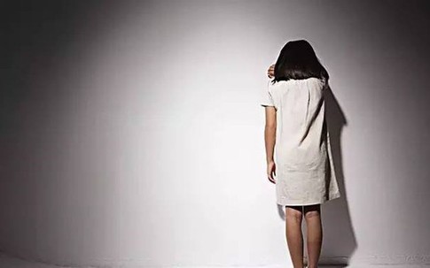Bé gái 11 tuổi bị hàng xóm cưỡng hiếp suốt 6 tháng, cha mẹ không hay biết