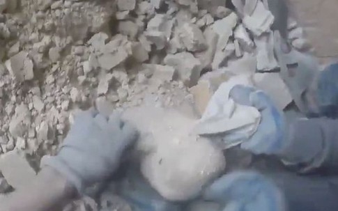 Bé gái Syria được cứu sống từ đống đổ nát