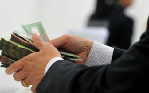 Làm giả số tiết kiệm rút tiền 'bao' người tình đồng tính