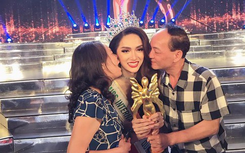 Mẹ Hương Giang: 'Vỡ òa và chưa dám tin con gái là Hoa hậu'