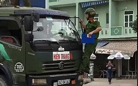 Clip chiến sĩ công an đu gương bắt xe vi phạm