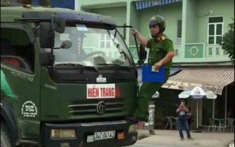 Thông tin mới nhất vụ chiến sĩ cảnh sát đu gương xe tải vi phạm chạy trên đường phố Hải Phòng