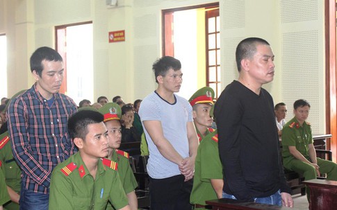 Trùm giang hồ buôn ma túy nhận án tử náo loạn ở tòa