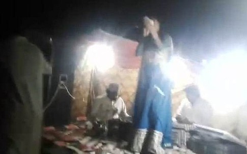 Ca sĩ Pakistan xinh đẹp bị bắn chết vì không đứng lên múa