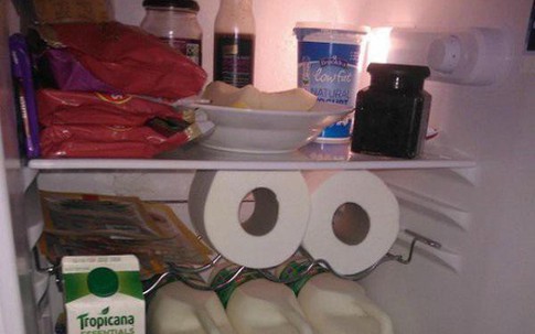 Chị em thi nhau đặt cuộn giấy vệ sinh vào tủ lạnh, hóa ra vì lý do bất ngờ này